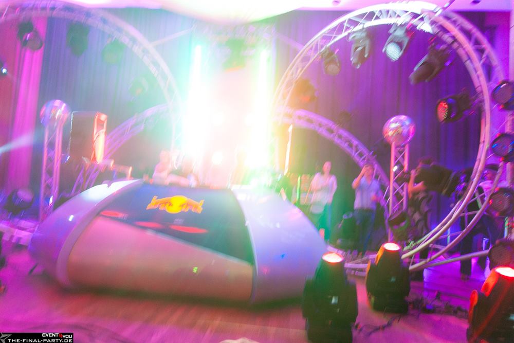 Bunt beleuchtete Bühne mit Red-Bull-Deko, The Final 2013