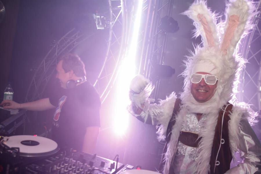 DJ im Hasenkostüm an den Turntables