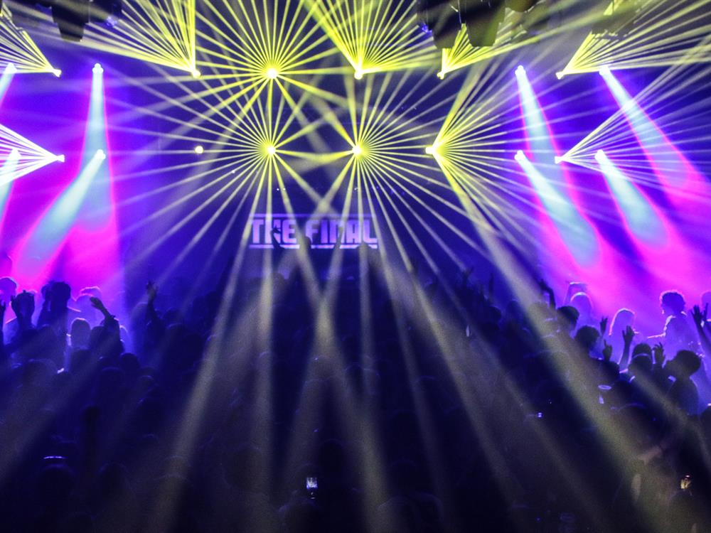 Lasershow mit gekreuzten Lichtstrahlen über der Tanzfläche